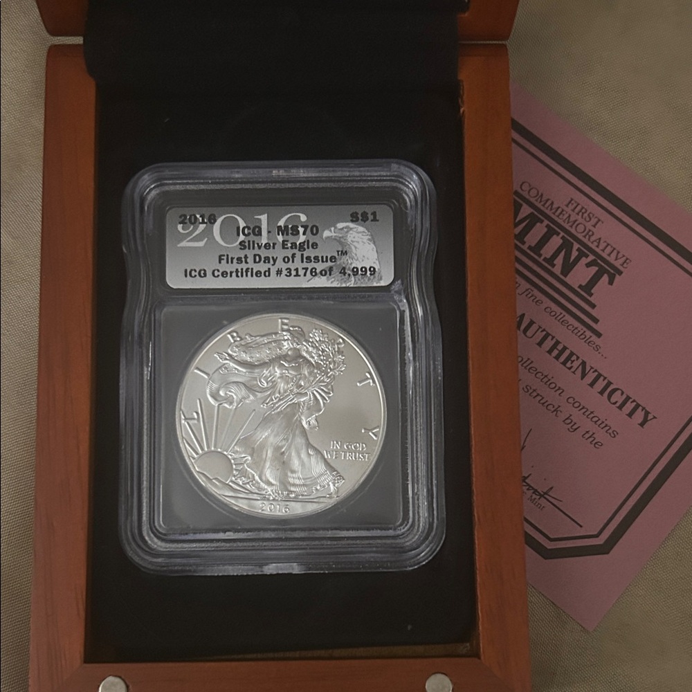 2016 Silver Eagle Coin in wood case